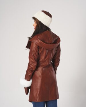 Płaszcz skórzany damski z kapturem i białymi futrzanymi mankietami
