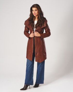 Płaszcz skórzany damski w brązowym kolorze z szerokim kołnierzem i długim krojem