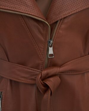 Płaszcz skórzany damski w kolorze brązowym z szerokim kołnierzem i paskiem w talii
