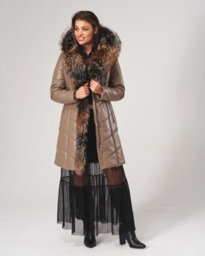Płaszcz skórzany damski w odcieniu beżowym z dużym futrzanym kołnierzem i długim krojem, idealny na zimowe dni