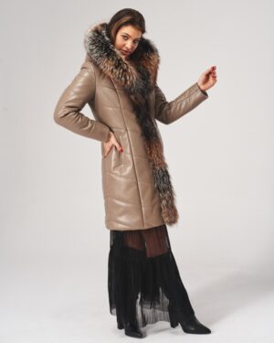 Płaszcz skórzany damski w kolorze beżowym z futrzanym kołnierzem i kapturem, idealna na zimowe dni