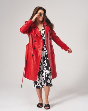 Płaszcz skórzany damski w intensywnym czerwonym kolorze z dużymi guzikami i szerokim kołnierzem