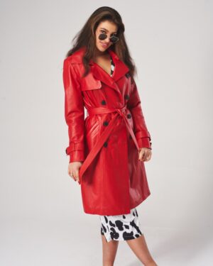 Czerwony płaszcz skórzany damski z paskiem, długimi rękawami i guzikami, idealny na zimowe dni