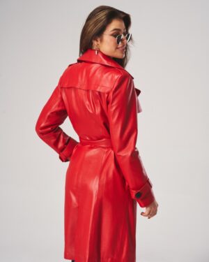 Czerwony płaszcz skórzany damski z paskiem w talii, klasycznym kołnierzem i guzikami na mankietach