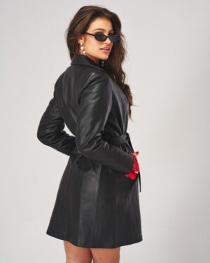 Czarny płaszcz skórzany damski z paskiem w talii, klasyczny krój i eleganckie detale w postaci guzików