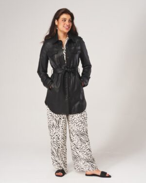 Płaszcz skórzany damski w kolorze czarnym, z paskiem w talii i kieszeniami na piersi