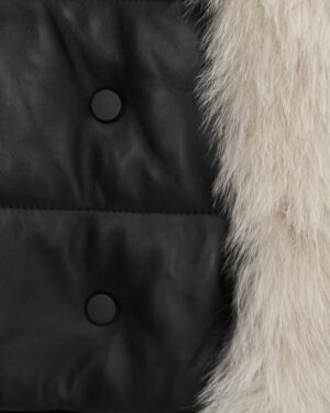 Płaszcz skórzany damski z czarnym wykończeniem i białym futrem, z guzikami i miękkim kołnierzem