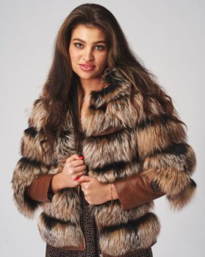 Futro naturalne w odcieniach brązu z brązowymi skórzanymi rękawami i szerokim kołnierzem