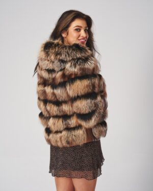 futro naturalne w odcieniach brązu z efektownym futrzanym kołnierzem i eleganckim krojem