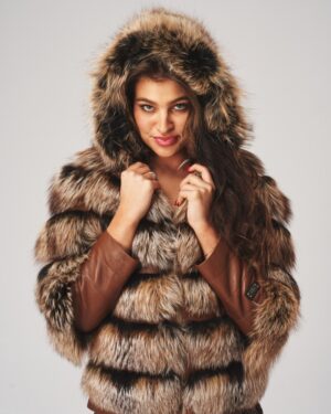 Futro naturalne z kapturem w odcieniach brązu i beżu, z efektownym futrzanym wykończeniem i skórzanymi rękawami