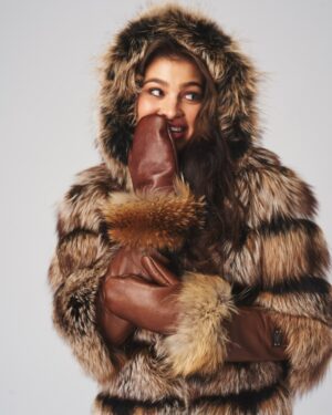 Futro naturalne w odcieniach brązu z kapturem i futrzanymi mankietami, idealne na zimowe dni