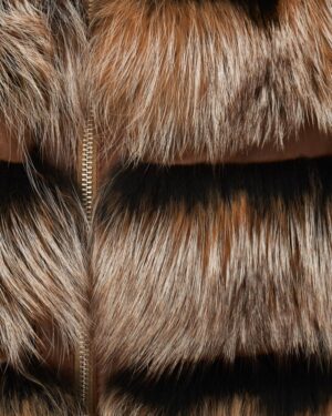 futro naturalne w odcieniach brązu z delikatnym połyskiem i złotym zamkiem błyskawicznym