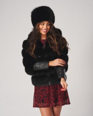 Czarne futro naturalne z długimi rękawami, odpinanym kapturem i skórzanym wykończeniem na rękawach