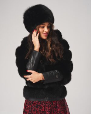 Futro naturalne w czarnym kolorze z skórzanymi rękawami i dużym futrzanym kołnierzem