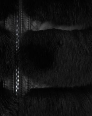 Czarna kurtka skórzana damska z futrzanym wykończeniem, idealna na zimowe dni, z zamkiem błyskawicznym i eleganckim stylem