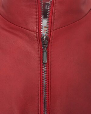 Kurtka skórzana damska w intensywnym czerwonym kolorze z wysokim kołnierzem i metalowym zamkiem błyskawicznym