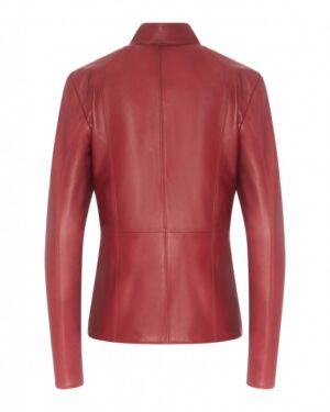 Kurtka skórzana damska w intensywnym czerwonym kolorze, dopasowany krój z delikatnym kołnierzem