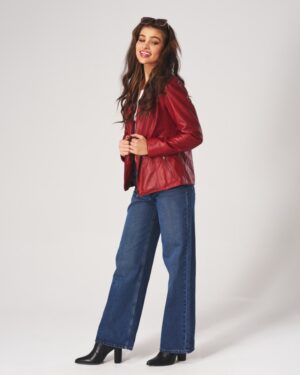 Kurtka skórzana damska w intensywnym czerwonym kolorze, zapinana na zamek, z kieszeniami i luźnym krojem