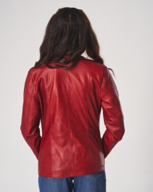Czerwona kurtka skórzana damska z dopasowanym krojem i subtelnymi przeszyciami na plecach