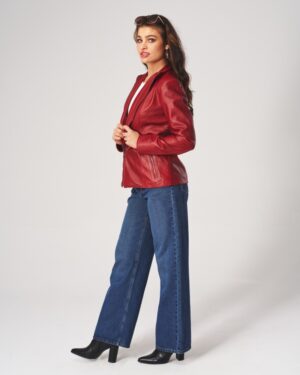 Czerwona kurtka skórzana damska o dopasowanym kroju z kieszeniami i zapięciem na zamek