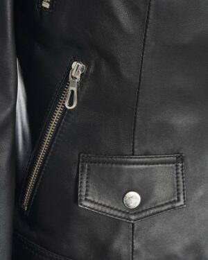 czarna kurtka skórzana męska z metalowymi zamkami i kieszenią na piersi