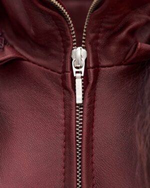 Kurtka skórzana damska w bordowym kolorze z metalowym zamkiem błyskawicznym i delikatnym wykończeniem