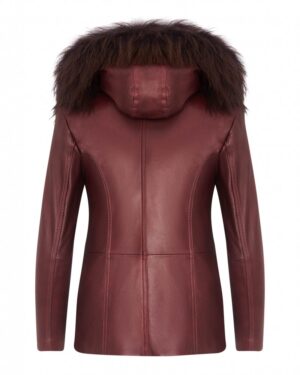 Kurtka skórzana damska w kolorze bordowym z kapturem i eleganckim wykończeniem na plecach