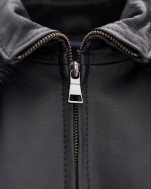 Czarna kurtka skórzana damska z podwójnym zamkiem i kołnierzem, idealna na zimne dni