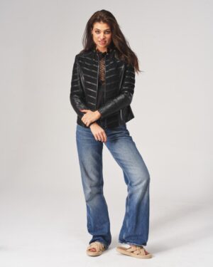 Kurtka skórzana damska w kolorze czarnym z ozdobnym przeszyciem i zapięciem na zamek