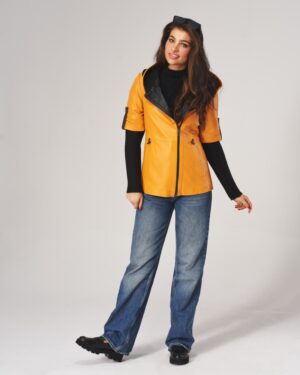 Kurtka skórzana damska w kolorze żółtym z czarnym kołnierzem i krótkimi rękawami, zapinana na zamek