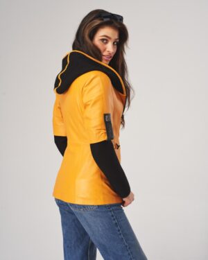 Kurtka skórzana damska w intensywnym żółtym kolorze z czarnym kapturem i dopasowanym krojem
