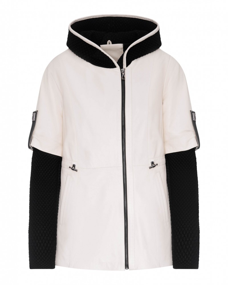 Kurtka skórzana damska w białym kolorze z czarnymi rękawami i dużym kapturem, idealna na zimowe dni