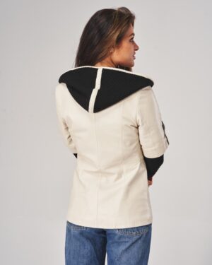 Kurtka skórzana damska w kolorze jasnym z czarnym kapturem i dopasowanym krojem, idealna na zimowe dni