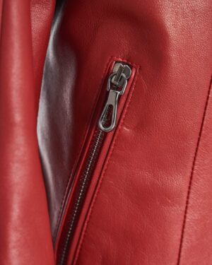 kurtka skórzana damska w intensywnym czerwonym kolorze z zamkiem błyskawicznym po boku