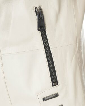 Kurtka skórzana damska w kolorze białym z zamkiem błyskawicznym i kieszeniami na przodzie