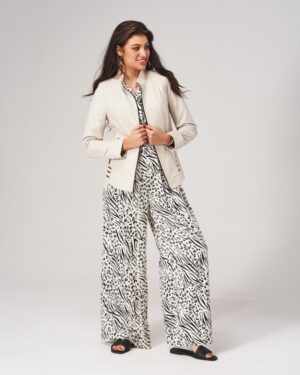 kurtka skórzana damska w jasnym kolorze z eleganckim krojem i subtelnymi detalami, idealna na zimowe dni