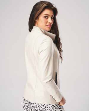 Kurtka skórzana damska w jasnym kolorze, z kołnierzem i eleganckim krojem, z bocznymi kieszeniami