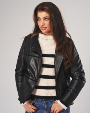 Kurtka skórzana damska w czarnym kolorze z zamkiem błyskawicznym i klasycznym krojem, idealna na zimowe dni