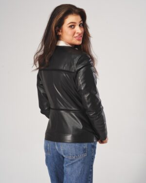 Czarna kurtka skórzana damska z dopasowanym krojem i eleganckim kołnierzem, idealna na zimowe dni