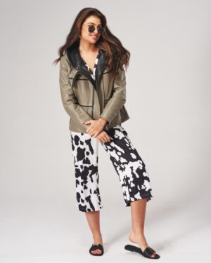 Kurtka skórzana damska w kolorze oliwkowym z czarnym kołnierzem i asymetrycznym zapięciem