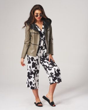 kurtka skórzana damska w kolorze oliwkowym z czarnym kapturem i ozdobnymi przeszyciami