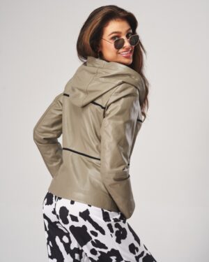 Kurtka skórzana damska w kolorze oliwkowym z kapturem i czarnymi detalami, dopasowany krój i zamek błyskawiczny