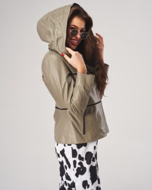 Kurtka skórzana damska w kolorze oliwkowym z kapturem i zamkami, idealna na zimowe dni