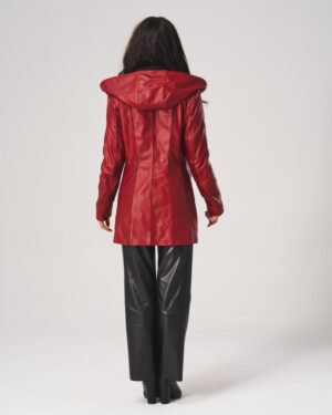 Czerwona kurtka skórzana damska z kapturem, dopasowany krój, długie rękawy, idealna na zimowe dni