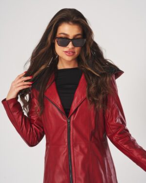 kurtka skórzana damska w intensywnym czerwonym kolorze z dużym kołnierzem i zapięciem na zamek