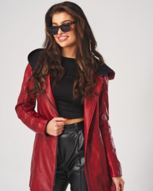 Kurtka skórzana damska w intensywnym czerwonym kolorze z kapturem i dopasowanym krojem