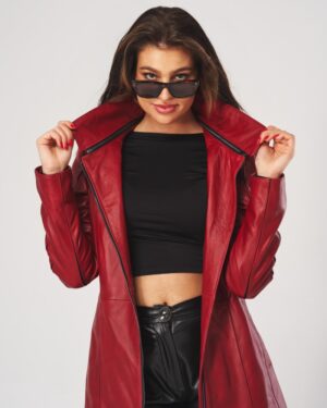 Kurtka skórzana damska w intensywnym czerwonym kolorze z wysokim kołnierzem i zamkiem błyskawicznym