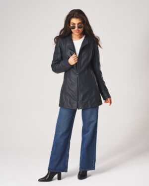 Kurtka skórzana damska w kolorze czarnym, z długimi rękawami i zapięciem na zamek, idealna na zimowe dni