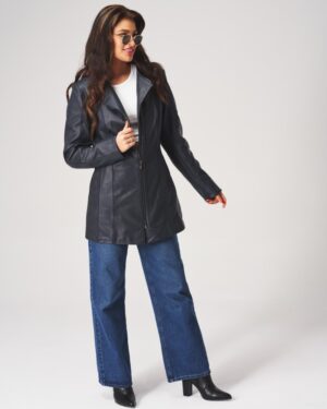 Kurtka skórzana damska w kolorze czarnym z długimi rękawami i klasycznym kołnierzem