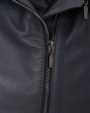 Kurtka skórzana damska w ciemnoniebieskim kolorze z metalowym zamkiem i prostym krojem